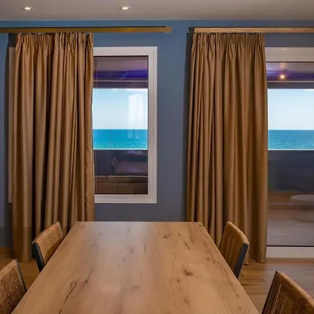Poseidon Girni Sea View דירה *