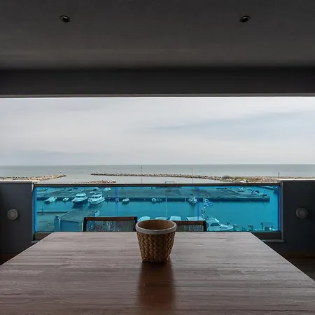 Poseidon Girni Sea View דירה *
